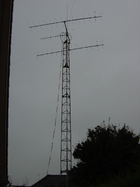 DSC01121.JPG (190.88 KiB) 42569 keer bekeken De VHF/UHF antennes zijn geplaatst