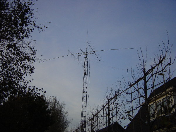 DSC01128.JPG (828.67 KiB) 42594 keer bekeken En zo staat het er nu bij inclusief de 40meter monoband dipool