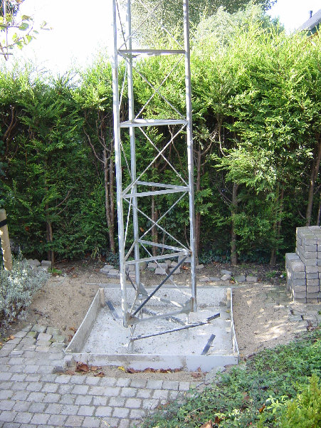 DSC00825.JPG (938.21 KiB) 42564 keer bekeken Het beton is gestort en het eerste deel staat.