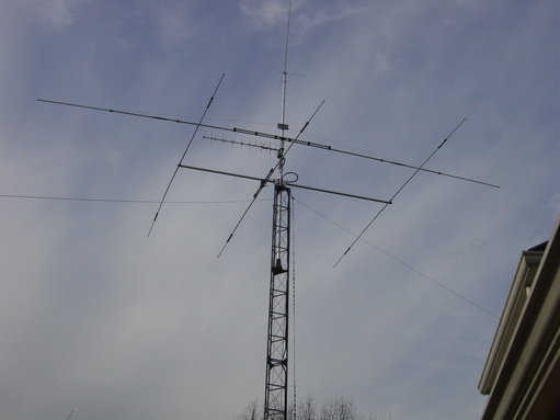 DSC01234.JPG (793.33 KiB) 41656 keer bekeken Zelfde mast andere antenne's