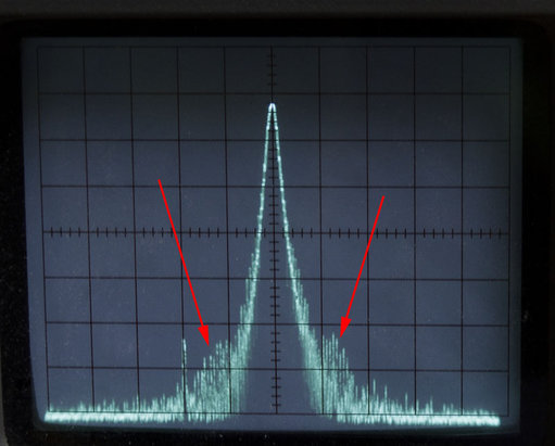 Voor het extra filter_.jpg (90.36 KiB) 134293 keer bekeken Voordat het extra filter was geplaatst. Let op de spikes links en rechts op de helling van de draaggolf.