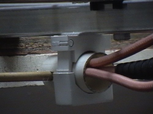IMGA1825.JPG (101.39 KiB) 184305 keer bekeken Tip: Een OBO zadel kan heel mooi als bevestiging dienen aan de boom. De dipool-balun kun je vastmaken in een stukje PVC buis en die kun je volgieten met thermische lijm bijvoorbeeld (in ieder geval niet geleidend).